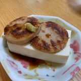 温やっこ、焼きソーセージのせ